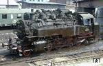 Blick auf die zum Bw Halle/P gehörende 86 1573 in der Einsatzstelle Gerbstedt. Die Lok besitzt bereits den vergrößerten Lüftungsaufsatz der 86er-Bauserien, die ab ca. 1936 mit vier seitlichen Lüftungsklappen eingebaut wurde. (12.05.1976) <i>Foto: Wolfgang Bügel</i>