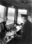 Blick in den Führerstand eines dieselelektrischen Triebwagens der Bauart "Berlin". (1937) <i>Foto: RVM</i>