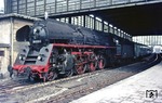 01 0508 entstand im Jahre 1963 aus der Erfurter 01 153, der erst zum Ende des Zweiten Weltkriegs von Offenburg nach Erfurt kam. Die nunmehr zum Bw Wittenberge gehörende 01 0508 wartet hier vor D 1332 nach Hamburg im Berliner Bahnhof Zoologischer Garten. (23.03.1976) <i>Foto: Gerd Bembnista</i>