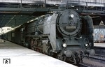 01 2065 vor einem Schnellzug nach Dresden im Berliner Ostbahnhof. (05.06.1976) <i>Foto: Gerd Bembnista</i>