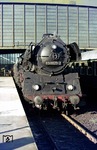 Der Ex 316 war eine tagesfrühe Kurswagenverbindung von Berlin Zoologischer Garten nach Berlin Ostbahnhof, der von dort als D 316 "Berlinaren" über Saßnitz nach Malmø C weiterfuhr. Kurz nach 6 Uhr entstand dieses Bild mit 03 0077 im Bahnhof Zoo. (10.06.1976) <i>Foto: Wolfgang Bügel</i>