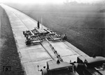 Für die Kriegseinsätze musste die Reichsbahn schweres Gerät für Frachtgüter wie Schlepper, Schnellboote, Tanker und sogar U-Boote bereithalten. Aus diesem Grund hatte man eine Culemeyer-Transporteinrichtung entwickelt, die aus zwei nebeneinander gekuppelten Zug- und Schubmaschinen, deren Kräfte über Schiebe- und Zugdeichseln auf die ebenfalls paarweise gekuppelten Straßenroller übertragen wurden. (1940) <i>Foto: RVM</i>