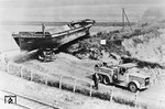 Selbst vor engen, unbefestigten und eigentlich für Großraumtransporte ungeeigneten Wegen machten die Reichsbahner mit ihren Transportfahrzeugen nicht Halt. Hier gilt es einen 34 m langen und 55 t schweren Kahn vom Rhein zur Kiesgrube nach Gremberghoven zu bringen. Aufgrund des langen Überstands des Schiffsbugs erfolgt der Transport nicht mit der Deichsel, vielmehr zieht die Kaelble-Zugmaschine Z6 RL die Fuhre mit dem Seil der am Heck befindlichen 4,5t-Seilwinde hinter sich her. (1938) <i>Foto: RVM</i>