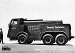 Unter den Reichsbahn-Zugmaschinen nahm die Kaelble Z6 R3A allein schon aufgrund ihres bulligen Erscheinungsbildes eine Sonderstellung ein. Vor dem Hintergrund der immer anspruchsvoller werdenden Schwertransporte, entschloss man sich 1936 eine neue Zugmaschine zu beschaffen, die zwei herkömmliche Kaelble Z6 R2A 100 ersetzen sollte. Heraus kam diese 180 PS starke dreiachsige Frontlenker-Zugmaschine mit Allradantrieb und Mittelmotor. (11.1937) <i>Foto: RVM</i>