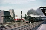 01 2029 (Bw Berlin Ostbahnhof) räuchert mit D 673 nach Dresden am S-Bahnhof Warschauer Straße vorbei. (30.07.1976) <i>Foto: Gerd Bembnista</i>