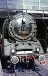 01 2120 ist mit D 924 in Berlin-Ostbf angekommen. Das Personal hat bereits die Schlußscheibe angebracht, da die Lok Lz ins Bw Rummelsburg einrücken wird. (30.07.1976) <i>Foto: Gerd Bembnista</i>