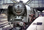 Am nächsten Tag brachte 01 2120 (Bw Dresden-Altstadt) nochmals den D 924 von Dresden nach Berlin (vgl. Bild-Nr. 14583).  (31.07.1976) <i>Foto: Gerd Bembnista</i>