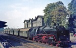 Nach der betriebsfähigen Aufarbeitung im Raw Meiningen 1975 war 62 015 erstmals mit einem DMV-Sonderzug in ihrer alten Heimat - der Werrabahn - von Eisenach nach Eisfeld unterwegs. Hier steht sie mit dem Sonderzug im Bahnhof Hildburghausen. Seit 01.01.1977 zählte die Lok offiziell als DR-Traditionslok zum Bestand des Bw Dresden.  (11.09.1976) <i>Foto: Wolfgang Bügel</i>