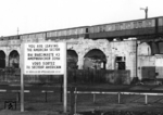 Ein S-Bahnzug passiert die Sektorengrenze in Berlin. Der Original-Bildtext lautet übersetzt: "Berlins Hochbahn verkehrt noch durch die ganze Stadt. Ein Zug, der durch die Sowjets kontrollierten Berliner Hochbahn, fährt über ein noch vom Krieg zerstörtes Stadtbahnviadukt an der Grenze vom Amerikanischen zum Russischen Sektor. Die Hochbahn, welche durch alle vier Sektoren fährt, machte kürzlich Schlagzeilen, als Gerüchte auftauchten, dass die Russen planen, dieses Hauptverkehrsmittel spalten zu wollen." Das Bild zeigt den Abschnitt der Ringbahn zwischen den Bahnhöfen Treptower Park und Sonnenallee an der Brücke über die Kiefholzstraße. Hier grenzten der sowjetische Sektor (Bezirk Treptow) und der amerikanische Sektor (Bezirk Neukölln) aneinander. Mit dem Mauerbau im August 1961 wurde der Zugverkehr der S-Bahn in diesem Bereich eingestellt. Über diese Brücke gab es jedoch noch bis 1985 einen Korridorverkehr vom im Westen liegenden Treptower Güterbahnhof durch den Ostsektor zum Görlitzer Güterbahnhof (das Vorsignal links gehört zu dieser Verbindungskurve). Der S-Bahnzug weist auch einige Besonderheiten auf. Er besitzt die vereinfachte Nachkriegslackierung ohne Zierstreifen über den Fenstern. Außerdem sehen wir hier in Bildmitte einen Viertelzug der Baureihe ET 168 (Oranienburg), der als Passviertel zwischen Viertelzügen der Baureihe ET 165 (Stadtbahn) eingesetzt wird. Hierzu wurden die "Oranienburger" Anfang der 1950er mit den Motoren und Schaltwerken der "Stadtbahner" ausgerüstet.  (28.02.1953) <i>Foto: Pressefoto ACME</i>