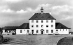 Das Bahnhofsgebäude von Groß Walden (eigentlich Salesche) im Verwaltungsbezirk Oppeln. Ab 1933 führten die Nationalsozialisten eine groß angelegte Umbenennungen von Ortsnamen slawischen Ursprungs durch. 1935 wurde der Ortsname Salesche in Groß Walden geändert. 1945 fiel der Ort als Zalesie Slaskie an Polen. Seit 2008 führt der Ort auch wieder die zweisprachige deutsche Ortsbezeichnung Salesche. (1936) <i>Foto: RVM</i>