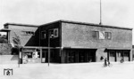 Der Bahnhof Offenbach (Main) Ost ist nach dem Offenbacher Hauptbahnhof der zweitgrößte Bahnhof der hessischen Stadt Offenbach am Main. Heute dient er ausschließlich dem S-Bahn-Verkehr. Er liegt zwischen Offenbach Hbf und Offenbach-Bieber und besaß lediglich einen Hausbahnsteig als Haltepunkt für beide Richtungen der Nebenbahnen Offenbach Hbf - Offenbach-Bieber - Ober Roden bzw. Offenbach Hbf - Offenbach-Bieber - Dietzenbach. Das Gebäude wurde im Zuge des S-Bahn-Ausbaus in den 1990er Jahren abgerissen. Heute besitzt Offenbach-Ost mehrere Bahnsteige als Haltepunkt für die S-Bahnen der Linien S1, S2, S8 und S9. (1930) <i>Foto: RVM</i>