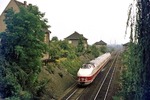 175 001 (T-Bw Berlin-Karlshorst) unterwegs als Ex 71 "Vindobona" am Grünauer Kreuz in Berlin. Der Zug benötigte im Sommerfahrplan 1976 gerade einmal 114 Minuten nach Dresden - im Fahrplan 2013 benötigen die meisten EC/IC-Züge der Deutschen Bahn rund 130 Minuten.... (14.08.1976) <i>Foto: Joachim Bügel</i>