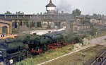 Die ausgebaute Drehscheibe im Bw Berlin-Schöneweide sorgte im Sommer 1976 für ein mittleres Chaos, da jeder Meter Gleis außerhalb des Schuppens belegt werden musste. Neben 52 3449 (Bildmitte) sind 52 5685 und 52 4924 sowie weitere 52er im Außenbereich auszumachen. (14.08.1976) <i>Foto: Joachim Bügel</i>