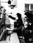 Zwei eifrige Damen, die von der RBD Essen in die ferne Ukraine abkommandiert wurden, in der Telefonvermittlungsstelle Dnjepropetrowsk. (1943) <i>Foto: Walter Hollnagel</i>