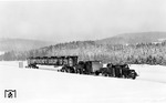 Das bei diesem Brückenträger-Schwertransport mit "Vorspann" gefahren werden musste, lag wohl weniger an der unzureichenden Zugkraft der Kaelble-Zugmaschine vom Typ Z6 R 3A als vielmehr an den ungünstigen Witterungsverhältnissen.  (1939) <i>Foto: RVM</i>