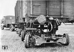 Für Vorführ- und Probefahrten mussten in der Anfangsphase des Culemeyer aufgrund der noch nicht verfügbaren Zugmaschinen zuweilen herkömmliche Lkw herhalten. Das im Anhalter Güterbahnhof präsentierte 16-rädrige, zweiteilige Straßenfahrzeug mit einer Nutzlast von 32 t (Gothaer Waggonfabrik, Baujahr 1932) wird hier mit Blick auf den Lenkeinschlag der hinteren Räder demonstriert. (27.04.1933) <i>Foto: RVM</i>