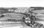 Blick von der Rudelsburg in das Saaletal bei Bad Kösen auf die vorbeifahrende 43 003 vom Bw Erfurt. Der Zug wird in Kürze die Abzweigstelle Saaleck erreichen und den geraden Weg nach Erfurt nehmen. (12.06.1935) <i>Foto: DLA Darmstadt (Bellingrodt)</i>