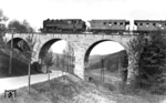 95 034 (Bw Probstzella) mit P 3540 auf dem Weg nach Sonneberg (Thür) bei Gräfenthal. Zu DDR-Zeiten war dies die erste Möglichkeit, die pr. T 20 außerhalb des Sperrgebiets aufzunehmen.  (01.06.1939) <i>Foto: RVM-Filmstelle Berlin (Bellingrodt)</i>