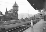 Blick in den Bahnhof Rüdesheim am Rhein mit der alten Rheinhalle. Das (rechts nicht sichtbare) Empfangsgebäude ist ein doppelgeschossiger Putzbau des Klassizismus und zählt heute zu den Kulturdenkmalen im UNESCO-Welterbe „Oberes Mittelrheintal“. (1937) <i>Foto: Adam Raisch</i>