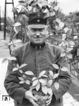 Der ganze Stolz des Schrankenwärters war sogar dem Reichsbahnfotografen ein Bild wert. (1935) <i>Foto: Adam Raisch</i>