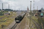 01 2207 (Bw Dresden) vor D 673 nach Dresden bei der Durchfahrt in Berlin-Rummelsburg. Rechts die Anlagen des Bw, wo gerade eine weitere 01 bekohlt wird. (15.08.1976) <i>Foto: Joachim Bügel</i>