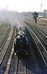Aus dem Schlundgleis zwischen Ostbahnhof und Warschauer Straße kommt 01 2204 mit D 379 nach Dresden gefahren. (15.08.1976) <i>Foto: Joachim Bügel</i>