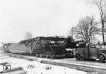 Transport des "Störtebeker" getauften Schiffsrumpfes, der an Bug und Heck als selbsttragendes Ladegut innerhalb der Konstruktion gehalten wird. (1942) <i>Foto: RVM</i>