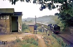 01 2069 passiert mit D 673 den Schrankenposten 6 nördlich von Weinböhla auf der Fahrt nach Dresden. (01.09.1976) <i>Foto: Wolfgang Bügel</i>