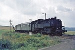 Durch die Abkürzung über die Fernstraße 101 konnte P 16649 mit 86 1775 kurz vor Scheibenberg wieder eingeholt werden. (03.09.1976) <i>Foto: Wolfgang Bügel</i>