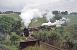 Bei der Einfahrt nach Cranzahl passten auf dem 122m langen Viadukt endlich Zug- (86 1193) und Schiebelok (50 1317) beide aufs Bild. Links vorne ist gerade noch das Gleis der Schmalspurbahn nach Kurort Oberwiesenthal zu erkennen. (03.09.1976) <i>Foto: Wolfgang Bügel</i>
