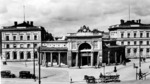 Der Freiburger Bahnhof in Breslau entstand im Zuge der am 29. Oktober 1843 eröffneten Strecke nach Freiburg in Schlesien (1853 bis Waldenburg-Dittersbach verlängert). Der vorbildlich restaurierte Bahnhof ist heute nicht mehr in Betrieb. In der Bahnhofshalle befindet sich ein Restaurant und ein Musik-Klub. Die stillgelegten Bahnsteige werden als Flohmarkt-Gelände benutzt. (1930) <i>Foto: RVM</i>