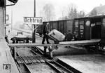 Ausklappbare und auf den Gleisen verschiebbare Ladebrücke im Bahnhof Ochtrup an der Bahnstrecke Münster (Westf)—Gronau (Westf)—Enschede/NL. (1931) <i>Foto: RVM</i>