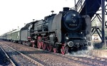 01 2120 (Bw Dresden) mit D 924 beim Zwischenhalt in Berlin-Schönefeld. (10.09.1976) <i>Foto: Gerd Bembnista</i>