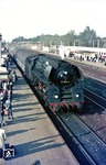 Bei der Einfahrt des D 270 "Meridian" in Berlin-Schönefeld halten die Fahrgäste noch respektvollen Abstand von der Bahnsteigkante. Heute braucht man dafür weiße Linien... (10.09.1976) <i>Foto: Gerd Bembnista</i>