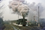 Die Ausfahrt des E 544 nach Oebisfelde sorgte für weiteren Smog in Berlin-Schöneweide.  (22.12.1976) <i>Foto: Wolfgang Bügel</i>