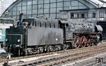 Nur ausnahmsweise wurde in Berlin-Ostbahnhof Wasser genommen. Ausgerechnet wegen zu niedrigen Wasserstandes zerbarst der Kessel der 01 1516 ein halbes Jahr später (27. November 1977) bei der Einfahrt nach Bitterfeld. (16.03.1977) <i>Foto: Gerd Bembnista</i>