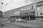 München Hauptbahnhof ist der zentrale Bahnhof in der bayerischen Landeshauptstadt München. Der Kopfbahnhof besitzt mit 32 oberirdischen und zwei unterirdischen Gleisen die meisten Hauptgleise aller Bahnhöfe in Deutschland. Die Fläche der Gebäude und der Gleise beträgt insgesamt ungefähr 760.000 m². Mit ungefähr 450.000 Reisenden und Besuchern täglich ist er zusammen mit dem Hauptbahnhof in Hamburg der am häufigsten frequentierte Bahnhof in Deutschland (Quelle: Wikipedia). Die Gestaltung des Bahnhofs ist allerdings nicht unumstritten, manche bezeichnen ihn auch als hässlichsten Bahnhofs Deutschlands. (28.04.1962) <i>Foto: Walter Hollnagel</i>