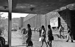 Stuttgart Hbf mit dem Ausgang an der großen Schalterhalle und dem Arkadengang. Unter Fachleuten gilt der Bau aus den Jahren 1922-1928 als städtebauliches Kleinod. Das Bauwerk steht für Stuttgart an der Nahtstelle vom 19. zum 20. Jahrhundert. (10.05.1962) <i>Foto: Walter Hollnagel</i>