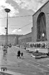 Stuttgart Hbf mit großer Schalterhalle und Arkadengang. Mit dem Abriss des Nordflügels wurde das heftigst umstrittende Projekt "Stuttgart 21" für einen unterirdischen Hauptbahnhof gestartet.  (10.05.1962) <i>Foto: Walter Hollnagel</i>