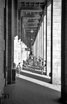 Der lichtdurchflutete Arkadengang zwischen kleiner und großer Schalterhalle. (10.05.1962) <i>Foto: Walter Hollnagel</i>