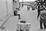 Bahnsteigimpressionen in Ulm Hbf. Vor dem Schnellzug ist E 10 229 eingelaufen. (10.05.1962) <i>Foto: Walter Hollnagel</i>