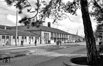 Nach der Zerstörung des ersten Empfangsgebäudes im Zweiten Weltkrieg überdauerte dieses Provisorium fast 50 Jahre, bis es 1999 durch ein Ensemble aus Bahnhofshalle, Einkaufszentrum sowie Hotel- und Bürotürmen in typisch austauschbarer Funktionalismus-Architektur ersetzt wurde. (12.05.1962) <i>Foto: Walter Hollnagel</i>