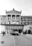 Eingang zum Bahnhof Wuppertal-Elberfeld (heute: Wuppertal Hbf). Der dreigeschossige Quaderbau ist einer der ältesten Großstadtbahnhöfe Deutschlands. Der hässliche Vorbau, der zuletzt u.a. einen Drogeriemarkt beherbegte, wurde 2013 abgerissen, sodass die ursprüngliche Fassade wieder sichtbar wurde. (06.1962) <i>Foto: Walter Hollnagel</i>