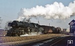 50 3501 fährt mit einem Güterzug in den Bahnhof Wegeleben, nahe Halberstadt, ein. Die Lok ist heute noch für den Meininger Dampflokverein unterwegs (vgl. Bild-Nr. 14236), allerdings in einem gewöhnungsbedürftigen Aussehen mit Wagnerblechen. (04.04.1977) <i>Foto: Joachim Bügel</i>