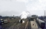 50 3565 verlässt mit D 640 den Halberstädter Bahnhof. Wegen seines damaligen Aussehens wurde das Empfangsgebäude als "Wellblechbude" verspottet. Nach aufwändiger Umgestaltung erstrahlt das Gebäude seit 2010 wieder im alten Glanz. (04.04.1977) <i>Foto: Joachim Bügel</i>
