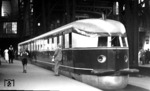 Der Schnelltriebwagen 877 a/b (Bw Berlin Lehrter Bf) steht als FDt 1 nach Berlin abfahrbereit in Hamburg Hbf. (20.08.1934) <i>Foto: RVM</i>