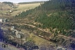 95 0023 rollt bei Lauscha mit ihrem Nahgüterzug nach Sonneberg talwärts in Richtung Steinach. (06.04.1977) <i>Foto: Joachim Bügel</i>