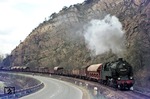 Vorbei am bekannten Geotop des "Bohlen", einer 600 m breiten und ca. 120 m hohen Felswand, die durch die Erosion der Saale entstand, dampft 95 0014 mit Ng 66483 nach Probstzella. (07.04.1977) <i>Foto: Joachim Bügel</i>