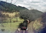 Bei Unterloquitz hatte es die Sonne endlich geschafft und ein günstiges Licht auf die vorbeifahrende 95 0014 geworfen. Auf der Fernstraße suchte gerade die Volkspolizei nach dem Westwagen, der so schnell ins Grenzgebiet unterwegs war... (07.04.1977) <i>Foto: Joachim Bügel</i>