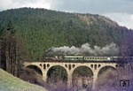 Der erste Fotopunkt nach dem grenznahen Sperrgebiet von Probstzella war das 80 m lange Viadukt bei Gebersdorf, das hier von 95 0037 mit P 18005 befahren wird. (07.04.1977) <i>Foto: Joachim Bügel</i>